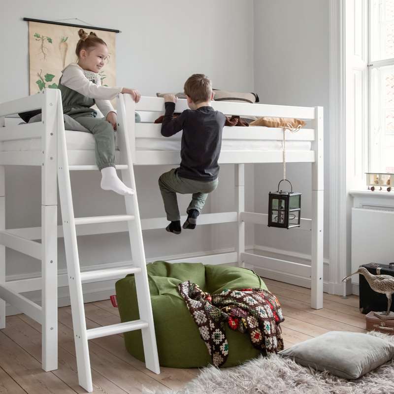 Hoppekids ECO Luxury - Mittelhohes Bett mit schräger Leiter (verschiedene Größen) - Weiß